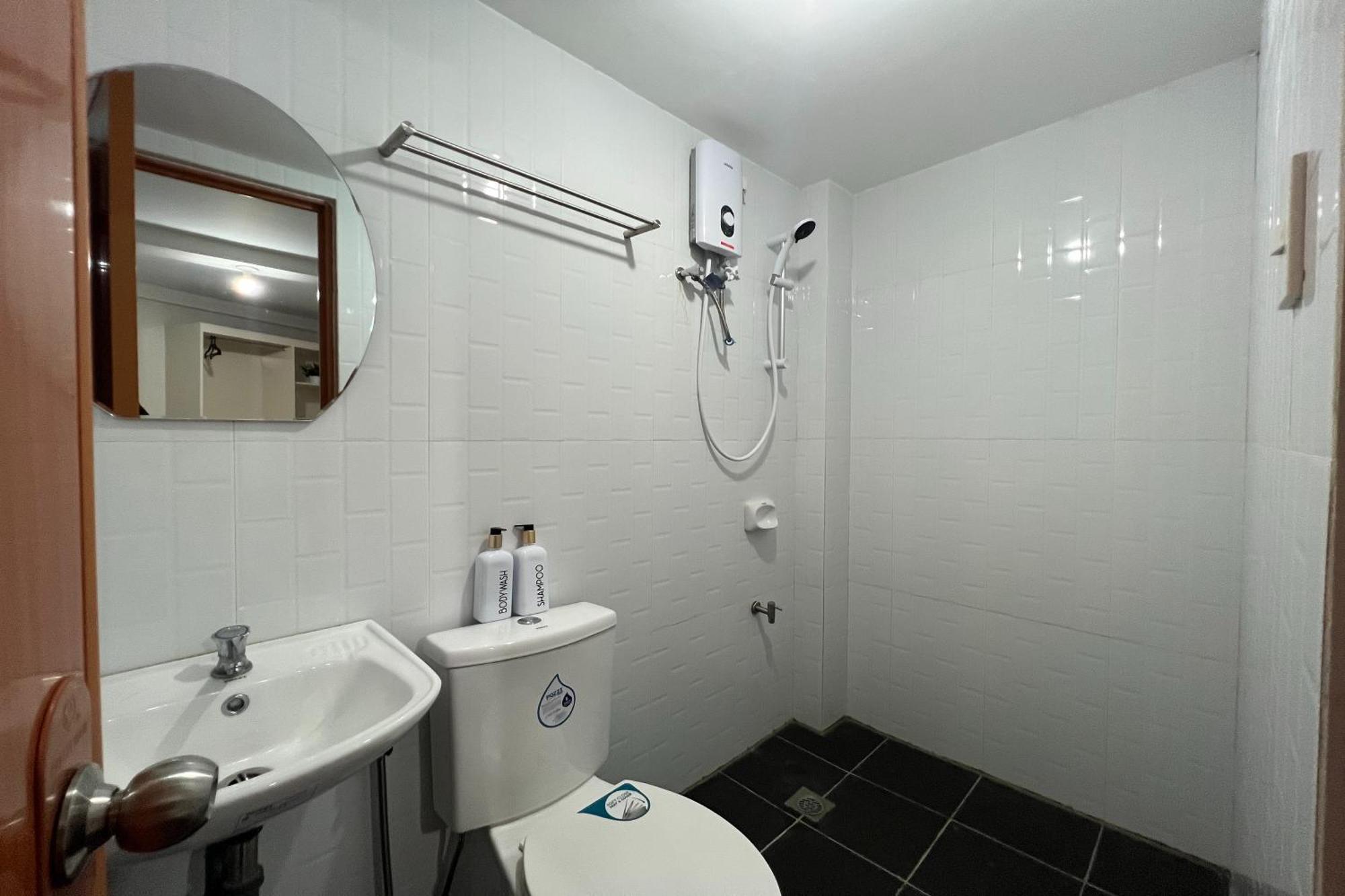 Happy Grey Hotel Виган Экстерьер фото